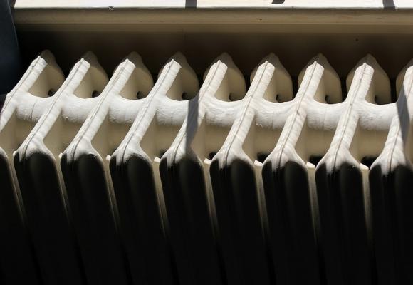 Grzejniki aluminiowe – czym różnią się od grzejników stalowych i które warto wybrać do łazienki?